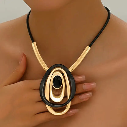 Linéa Loop Necklace